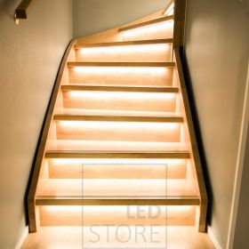 Epäsuoraa valaistusta portaiden askelmissa luomassa kaunista, pehmeää valoa portaikkoon. Ledstore.fi
