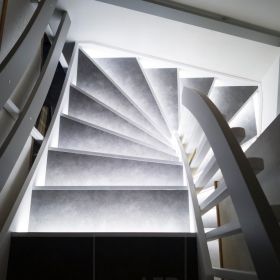 Led nauhat valaisemassa portaikkoa askelmissa epäsuorasti, valaistus on tunnelmallinen ja silmäystävällinen. Ledstore.fi