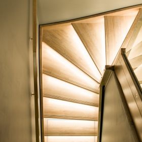 Epäsuoraa valaistusta portaiden askelmissa luomassa kaunista tunnelmallista valoa. Ledstore.fi