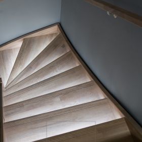 Epäsuoraa valaistusta portaiden askelmissa valaisemassa askelmia pehmeällä valolla. Ledstore.fi