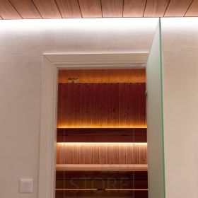 Pesuhuoneen ja saunan valaisua led nauhalla. Pesuhuoneen katossa reunaprofiilissa, saunassa selkänojassa suunnattuna alas- ja ylöspäin sekä penkin alla. Ledstore.fi