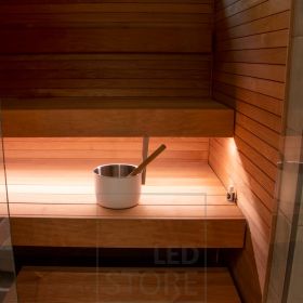 Saunassa led nauha penkin alla luomassa saunaan tunnelmallisen epäsuoran valaistuksen. Ledstore.fi