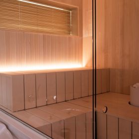 Saunan valaistuksena led nauha penkin takaisessa urassa, valaistus suunnattuna ylöspäin. Myös ympäröivästä kylpyhuoneesta tulee saunaan reilusti valoa lasiseinien ansiosta. Ledstore.fi