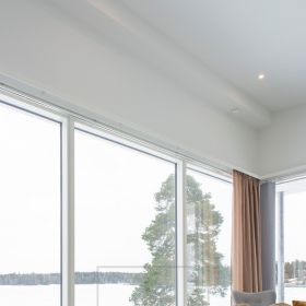 Makuuhuoneen katossa led spotit valaisemassa yleisvaloa. Ledstore.fi