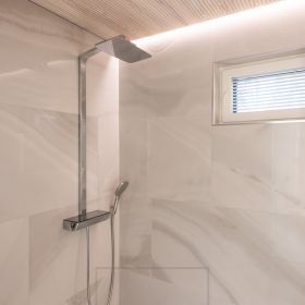 Led valonauha asennettuna katon ja seinän väliin valaisemaan epäsuoraa, pehmeää tunnelmavaloa kylpyhuoneeseen. Ledstore.fi