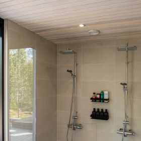Pesuhuoneessa led spotit katossa tuomassa tilaan hyvää ja laadukasta valoa. Ledstore.fi