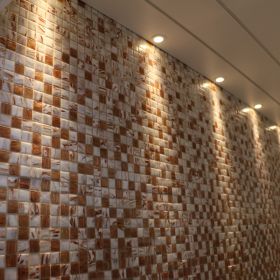 Pienet led spotit tuomassa esiin seinän kaunista mosaiikkipintaa. Ledstore.fi