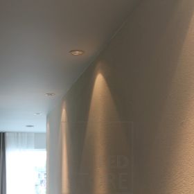 Seinän lähelle asennettujen spottien valokiila tulee selkeästi esiin. Ledstore.fi