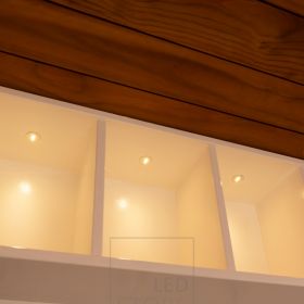 Sauna-sarjan 1W spotit valaisemassa hyllyjä kylpyhuoneessa. Ledstore.fi