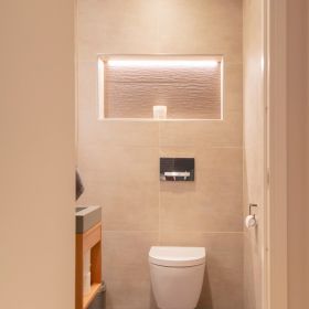 WC-tilan hyllysyvennystä korostettu led valonauhalla ja katossa led spotit yleisvalaistuksena. Ledstore.fi
