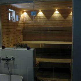 Spotit saunassa asennettuna lähelle seinää niin että valokuvio tulee selkeästi esiin. Luoden näin tunnelmallisen ja kauniin valaistuksen saunaan. Ledstore.fi