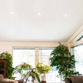 Vinossa olohuoneen katossa suunnattava spottivalaistus. Kantti spoteista valo aukeaa 45 astetta ja valaisin on suunnattava, 0-27 astetta. Ledstore.fi