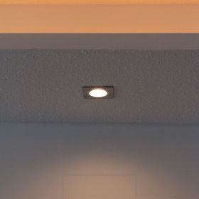 KANTTI-spotti valaisemassa alaspäin ja led nauha alaslaskulipan päällä valaisemassa epäsuoraa valolla. Valaistus on värilämpötilasäädettävää (CCT). Ledstore.fi