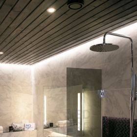 Pesuhuoneessa led valonauha katon ja seinän välissä luomassa tunnelmavalaistusta, led spotit yleisvalaistuksena ja lisävalona. Ledstore.fi