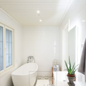 Kylpyhuoneessa valkoiset spotit kattovalaistuksena ja seinällä valpeili valaisemassa seinän kautta epäsuoraa valoa. Ledstore.fi