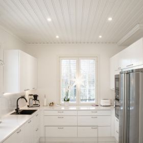 Keittiössä laadukas valaistus pyöreillä valkoisilla spoteilla sekä led valonauhalla yläkaapin pohjassa. Ledstore.fi