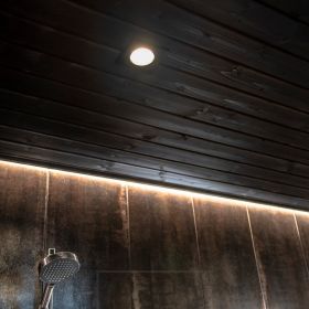Kylpyhuoneen katossa musta KANTTI-spotti uppoaa mustaan kattoon saumattomasti. Lisäksi tunnelmavalaistusta valopeilistä sekä seinän ja katon väliin asennetusta led nauhasta. Ledstore.fi