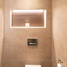Kylpyhuoneen hyllysyvennystä korostettu led nauhalla ja katossa alasvaloina spotit. Ledstore.fi