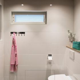KANTTI kattospotit kylpyhuoneen valaisemassa tunnelmallista yleisvaloa tilaan. Ledstore.fi