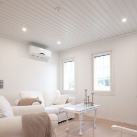 Spottivalaistus olohuoneessa. Pyöreät led spotit kirtävät uonetta tasaisesti, luoden huoneeseen miellyttävän valaistuksen. Ledstore.fi