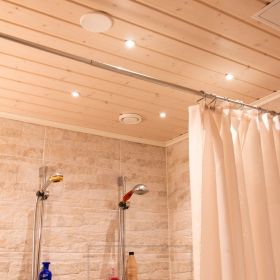 Kylpyhuoneessa pienet led spotit katossa luomassa yleisvaloa. Ledstore.fi