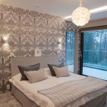 Makuuhuoneessa monipuolinen ja hotellimainen valaistus. Epäsuoraa valoa, spottivalaistusta sekä sisustuksellinen riippuvalaisin tilan keskellä. Sängyn molemmin puolin seinävalaisimet. Ledstore.fi