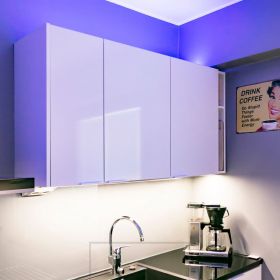 Muokattavaa tunnelmavalaistusta keittiössä kaappien päällä RGB+W led nauhalla, valon värit muokattavissa portaattomasti langallisella tai langattomalla ohjauksella. Ledstore.fi