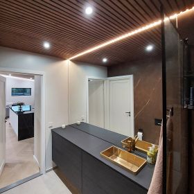 Kylpyhuoneessa on riittävä valaistus 9W spottien ja led-nauhan yhdistelmällä