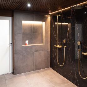 Led-nauha katon urassa sekä shampoohyllyn yläreunassa antavat kylpyhuoneeseen pehmeän ja tunnelmallisen yleisvalon. Lisänä kiinteät, vesitiiviit 9W spotit. © LedStore.fi
