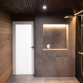 Led-nauha katon urassa sekä shampoohyllyn yläreunassa antavat kylpyhuoneeseen pehmeän yleisvalon. Lisänä kiinteät, vesitiiviit 9W spotit. © LedStore.fi