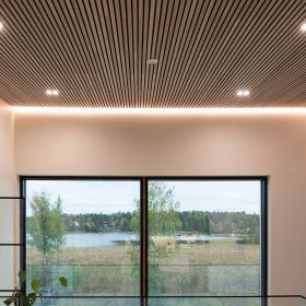 Led-nauhavalaistus tuo valon kauniisti seinää pitkin alaspäin. TuplaKantti-spotit antavat yleisvalon. © LedStore.fi