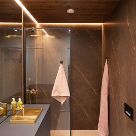 Kylpyhuoneessa saadaan  tuotua valoa koko peilin matkalle epäsuoralla led-nauhalla kulmaprofiilissa. Spotit on aseteltu keskilinjaan. © LedStore.fi