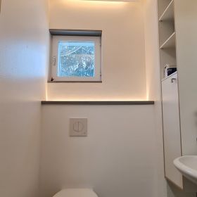 Epäsuoralla valolla toteutettu koko kylpyhuoneen valaistus. WC-kotelon led nauha toimii myös yövalona, syttyy liiketunnistimesta. Ledstore.fi