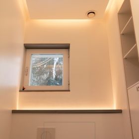 WC:n seinäkotelossa led nauha suunnattuna ylöspäin. Luomassa tunnelmallista valoa tilaan, syttyy liiketunnistimesta joten toimii hyvin myös yövalona. Katossa alaslaskussa led nauha suunnattuna seinään. Ledstore.fi
