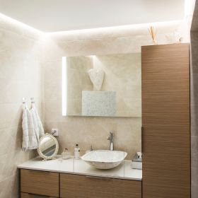 Epäsuoraa valoa kylpyhuoneen katossa, led nauha asennettuna alaslaskun lippaan, suunnattuna seinään. Ledstore.fi