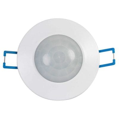 Kattoon kiinnitettävä liiketunnistin, jossa on LED-merkkivalot, iso keskilinssi, siniset kiinnikkeet, valkoinen kehys ja läpikuultava kupu tyyliä ja toimivuutta varten.