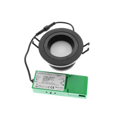Musta upotettu LED-alasvalo, jossa vihreä LED-ohjain ja musta johto valkoisella pohjalla – energiatehokas valaistusratkaisu.