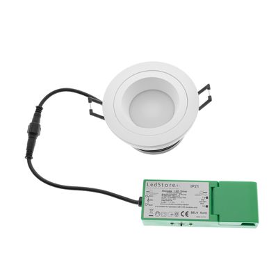 Valkoinen upotettu LED-valaisin mustalla kaapelilla, vihreä LED-ohjain, jossa teksti "LedStore.fi" valkoisella pohjalla - Led-valaistusliike.