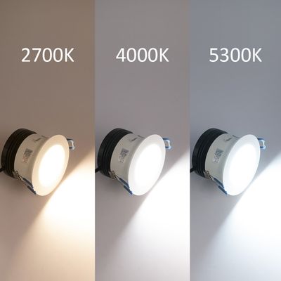 Kolme LED-valoa värilämpötiloissa 2700K (lämmin), 4000K (neutraali) ja 5300K (kylmä) valaisevat pintaa ja näyttävät erilaisia valonsävyjä.