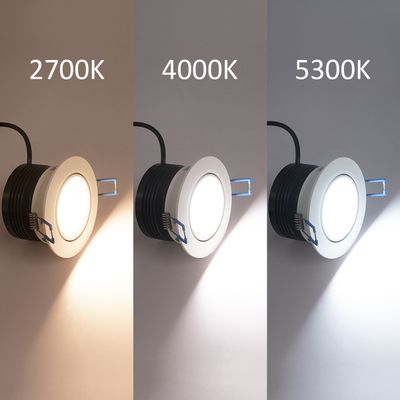 Kolme pyöreää LED-valoa, jotka näyttävät värilämpötiloja: 2700K (lämmin), 4000K (neutraali) ja 5300K (viileä) neutraalia taustaa vasten optimaalisen valaistuksen saamiseksi.