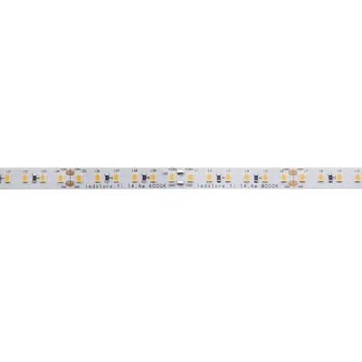Lähikuva joustavasta LED-valonauhasta, jossa näkyvät diodit ja painetut tekniset tiedot, ihanteellinen energiatehokkaisiin valaistusratkaisuihin.
