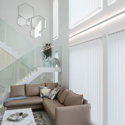 Moderni olohuone, jossa LED-valaistus, beige sohva, koristeelliset norsupatsaat, geometriset peilit, marmorinen sohvapöytä ja valkoiset pystyverhot.