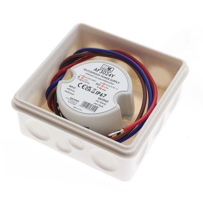 Viivapiirros sylinterimäisestä LED-ohjaimesta, halkaisija 67 mm, korkeus 25 mm, kahdella sivusta ulottuvalla johdolla. Ihanteellinen LED-valaistusasennuksiin.