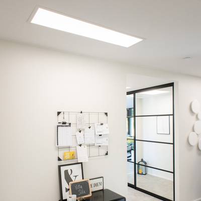 Office ceiling LED-valaisimet valaisevat nykyaikaisen työtilan, jossa on lasioviseinä ja taulu.