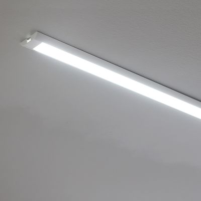 LED-putkikattovalaisin, joka antaa kirkkaan, energiatehokkaan valaistuksen moderniin valkoiseen sisätilaan.