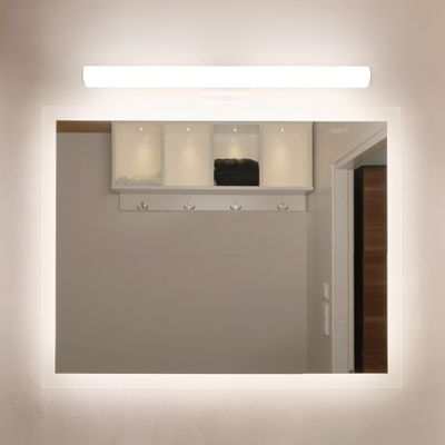 Seinäpeili LED-reunusvalaistuksella heijastaa ovea, koukuilla varustettuja hyllyjä sekä järjestettyjä taitettuja vaatteita ja ripustimia.