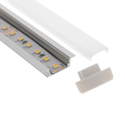 Osittain koottu LED-nauhavalaisin alumiinikanavassa himmeällä kannella, päätykansi irrotettuna, ihanteellinen monipuolisiin moderneihin valaistusratkaisuihin.