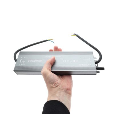 Suorakulmaisen LED-valon mitat merkityt: pituus 245mm, korkeus 32mm, leveys 65mm. Yksinkertainen viivapiirros punaisilla mittaviivoilla LED-valaistusliikkeeseen.