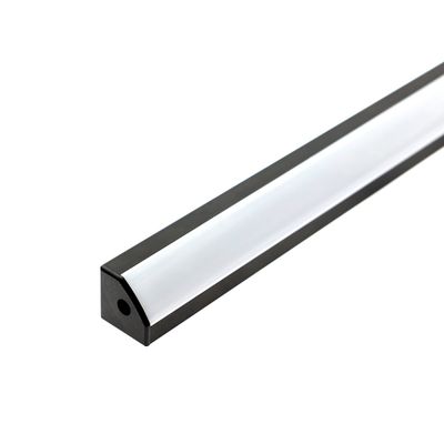 Kolmion muotoinen LED-valonauha mustalla kehyksellä ja valkoisella diffuusorilla, joka esittelee tyylikästä minimalistista muotoilua valkoisella pohjalla, ihanteellinen moderniin sisustukseen.