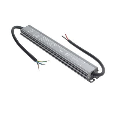 Lähikuva Silver TRAC -himmennettävästä LED-ohjaimesta kahdella johdolla, jossa on valaistusratkaisujen tuoteetiketit.